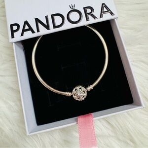 PANDORA | Sterling Silver Bangle with Snowflake Charm – Holiday Exclusive